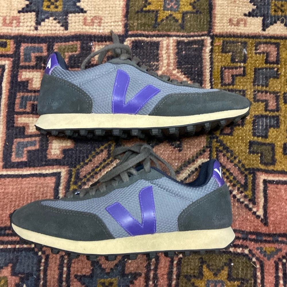 Veja gray/purple retro trainers. Size 36/5.